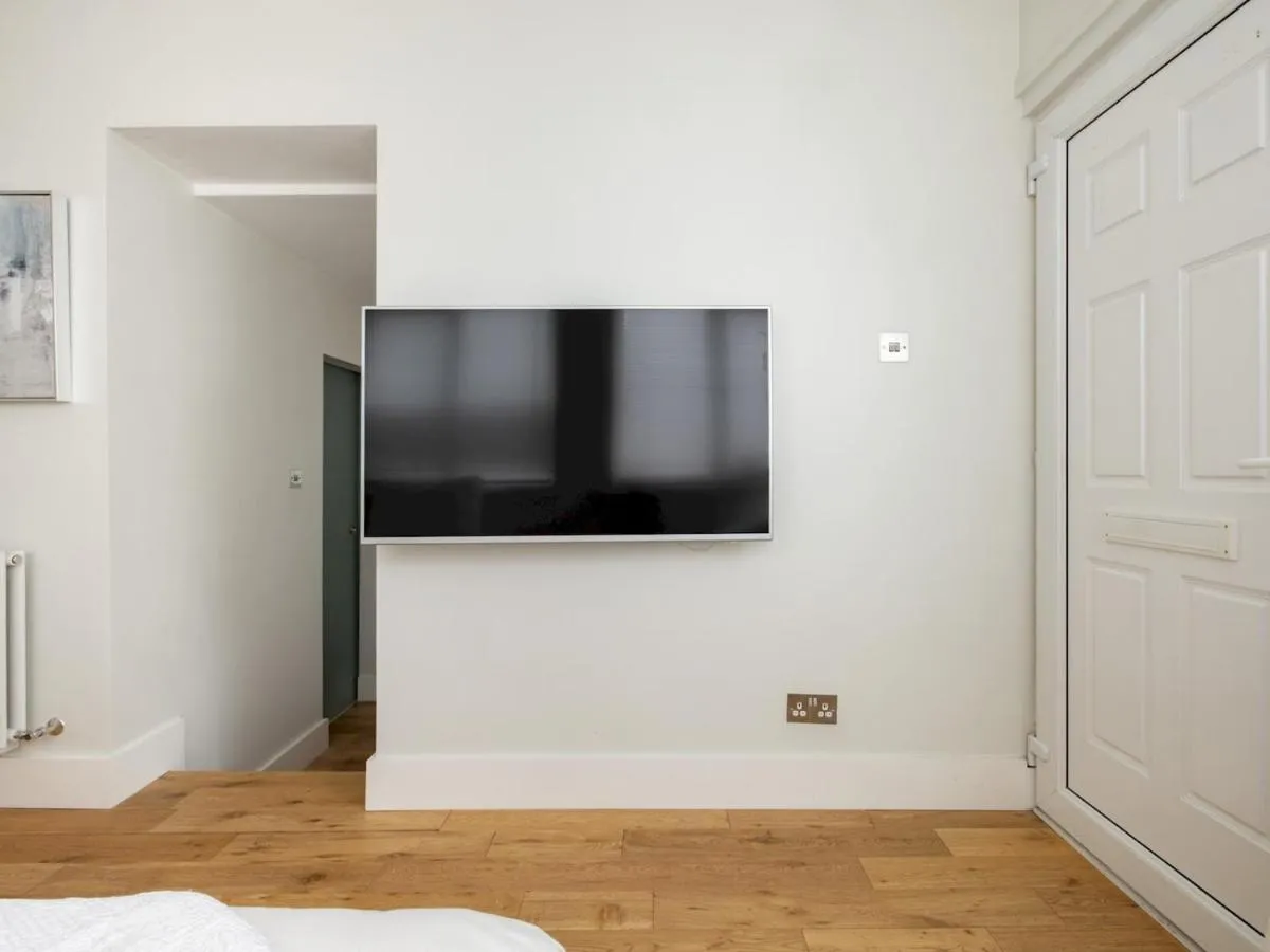 Image 4 of Pass the Keys Chic 1 bedroom flat steps of King’s Road Chelsea