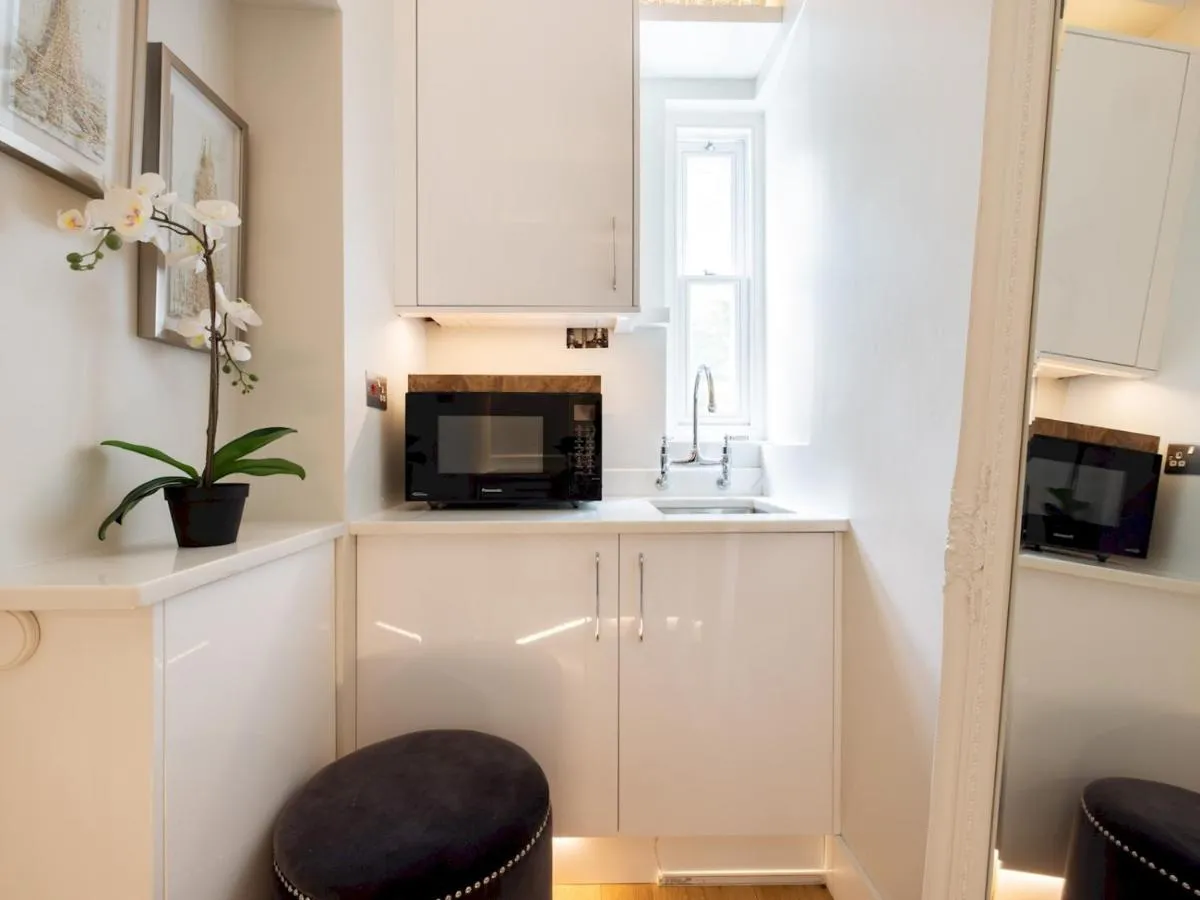 Image 3 of Pass the Keys Chic 1 bedroom flat steps of King’s Road Chelsea