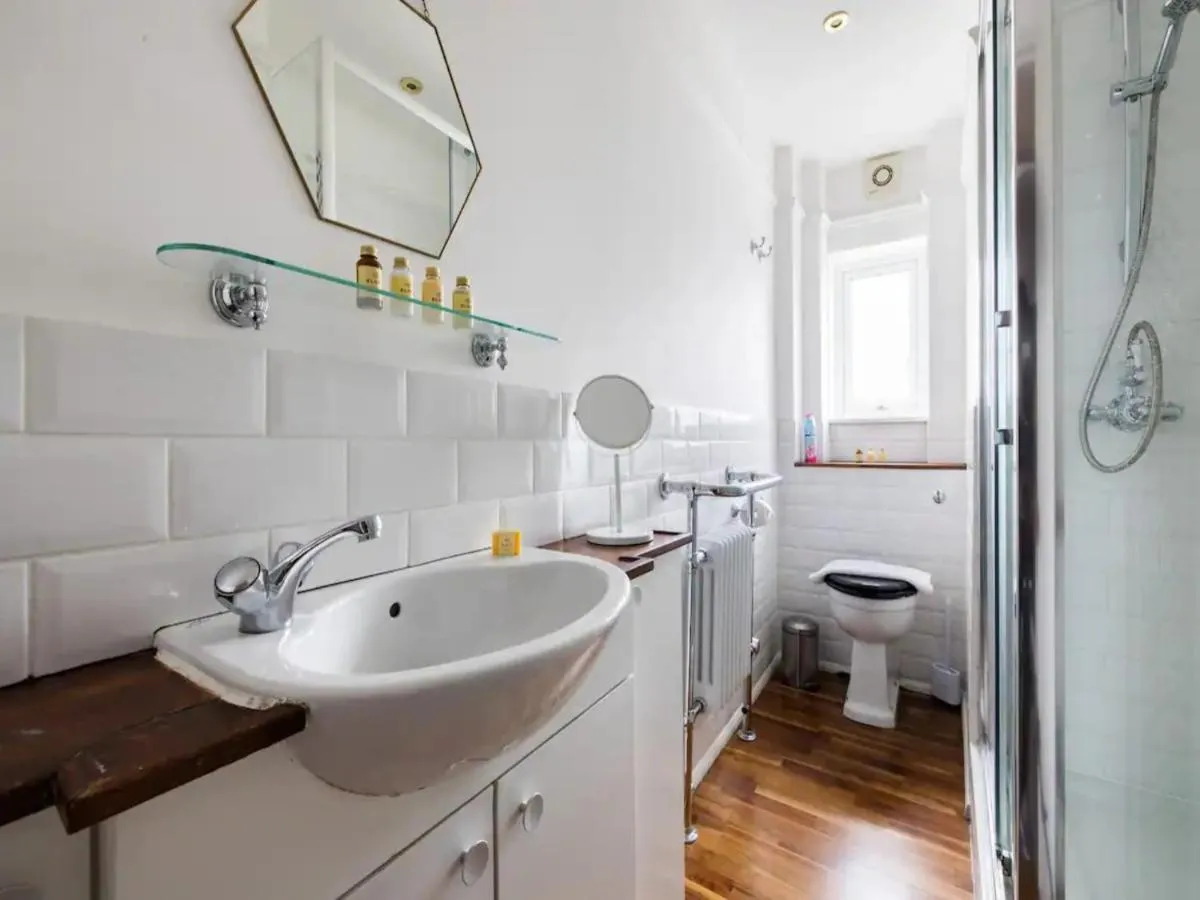 Image 2 of Pass the Keys Spacious and central 2 bedroom flat in Chelsea