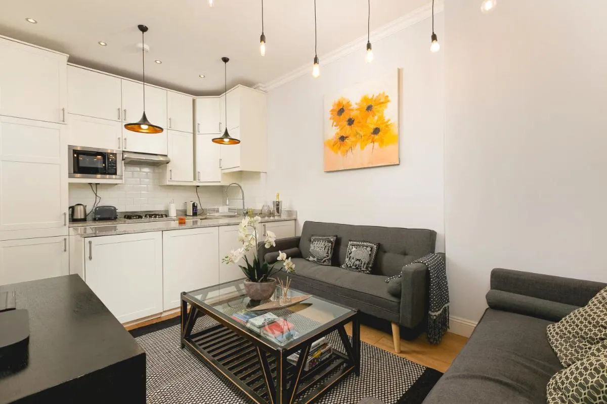 Image 3 of PenthouseStays Notting Hill – Spacious 3 Bedroom King Bed Apartment – near Portobello Road & Kensington High Street