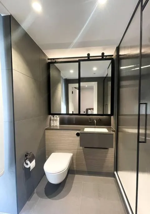 Image 6 of *Rare Find* Luxury London Collection