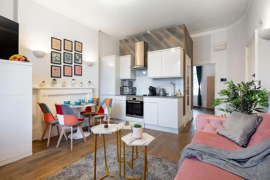Image 3 of Regent’s Square Serenity – 5ppl