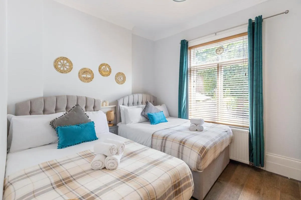 Image 1 of Regent’s Square Serenity – 5ppl