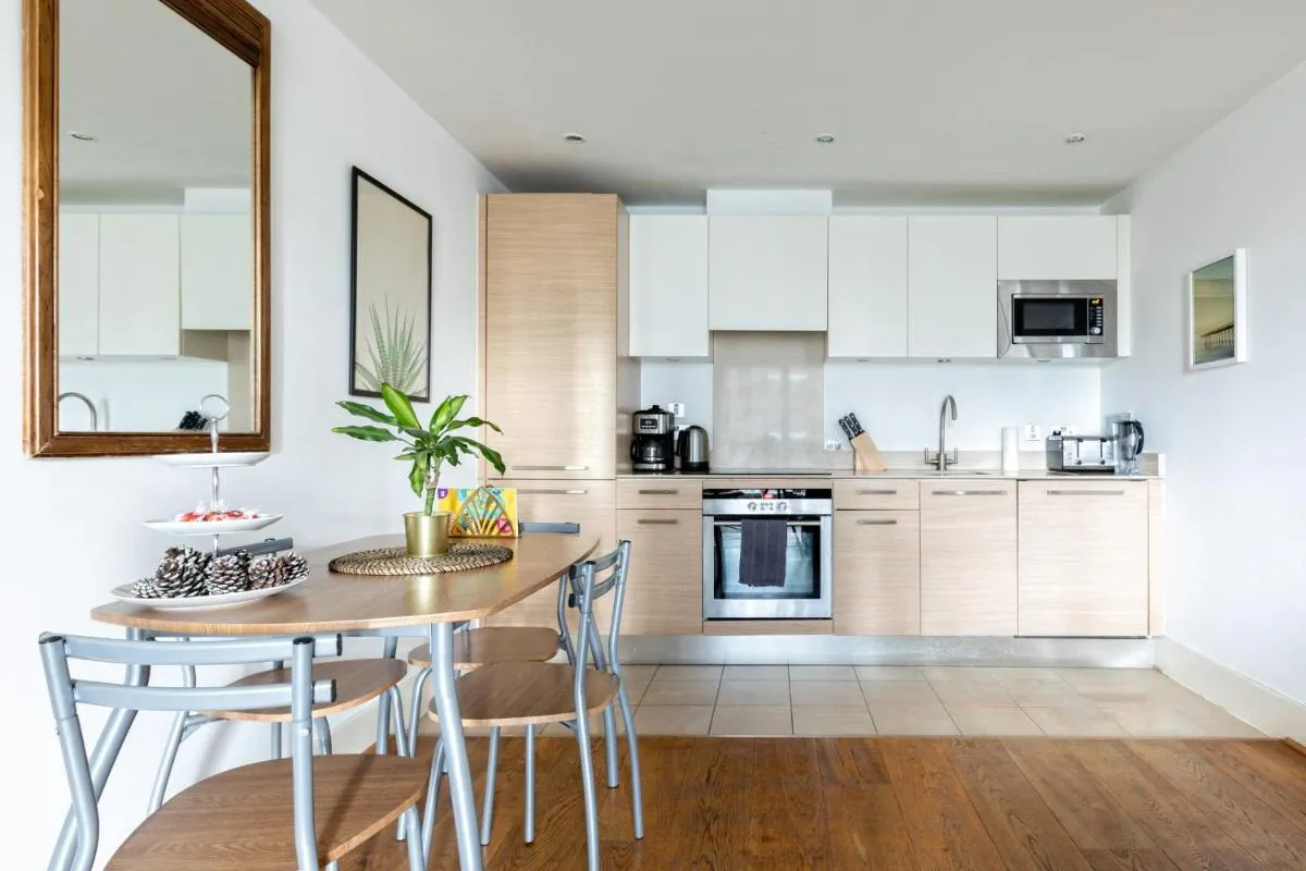 Image 4 of Riverside Balcony Apartments, 10 minutes from Oxford Circus