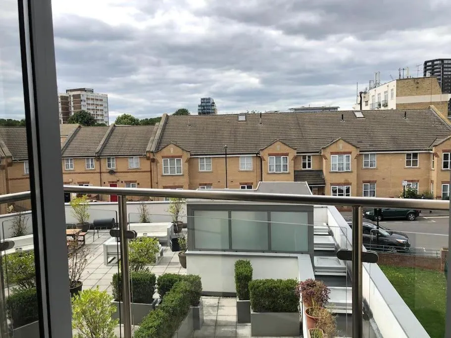 Image 5 of STUDIO Apartment opposite shoreditch Park