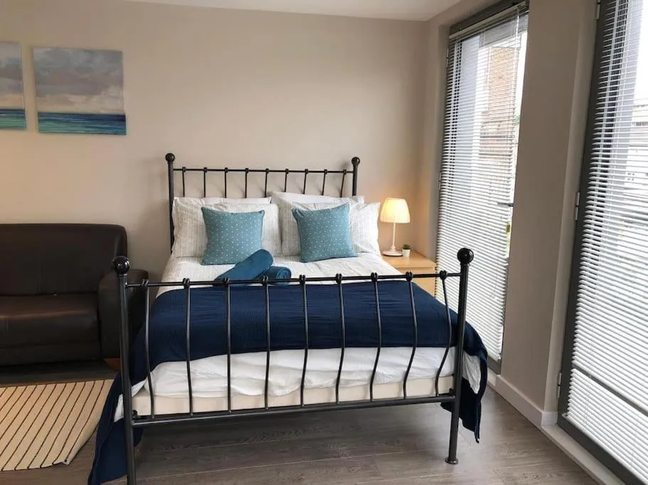 Image 6 of STUDIO Apartment opposite shoreditch Park