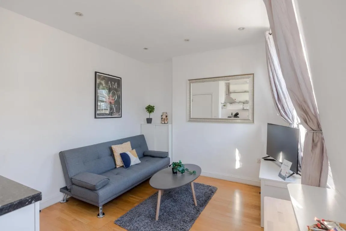 Image of So Glamorous Pad – Fitzrovia – by Frankie Says