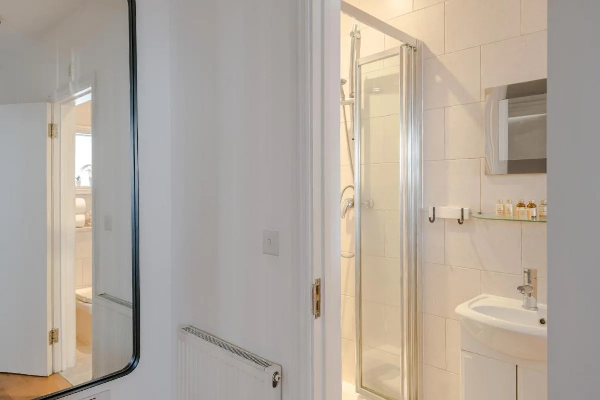 Image 2 of So Glamorous Pad – Fitzrovia – by Frankie Says