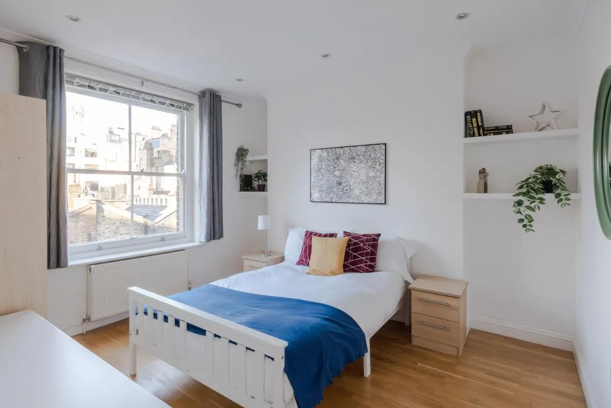 Image 1 of So Glamorous Pad – Fitzrovia – by Frankie Says
