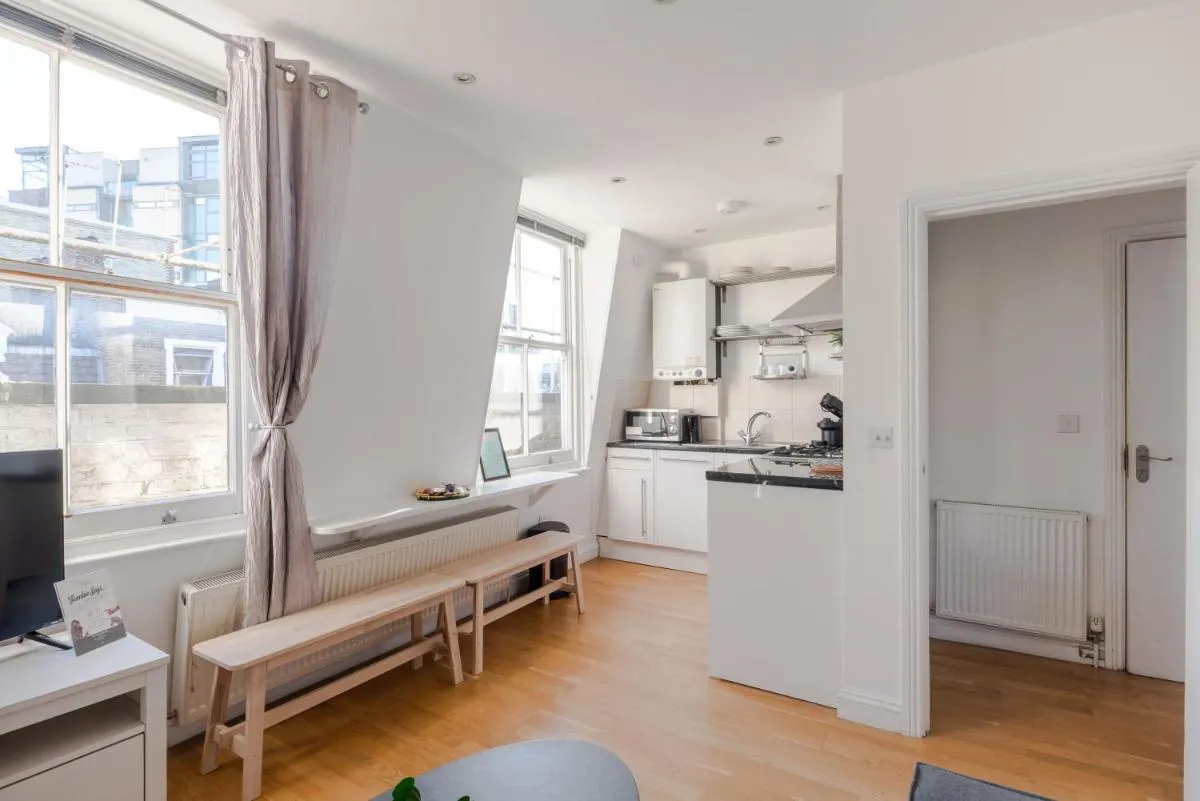 Image 3 of So Glamorous Pad – Fitzrovia – by Frankie Says