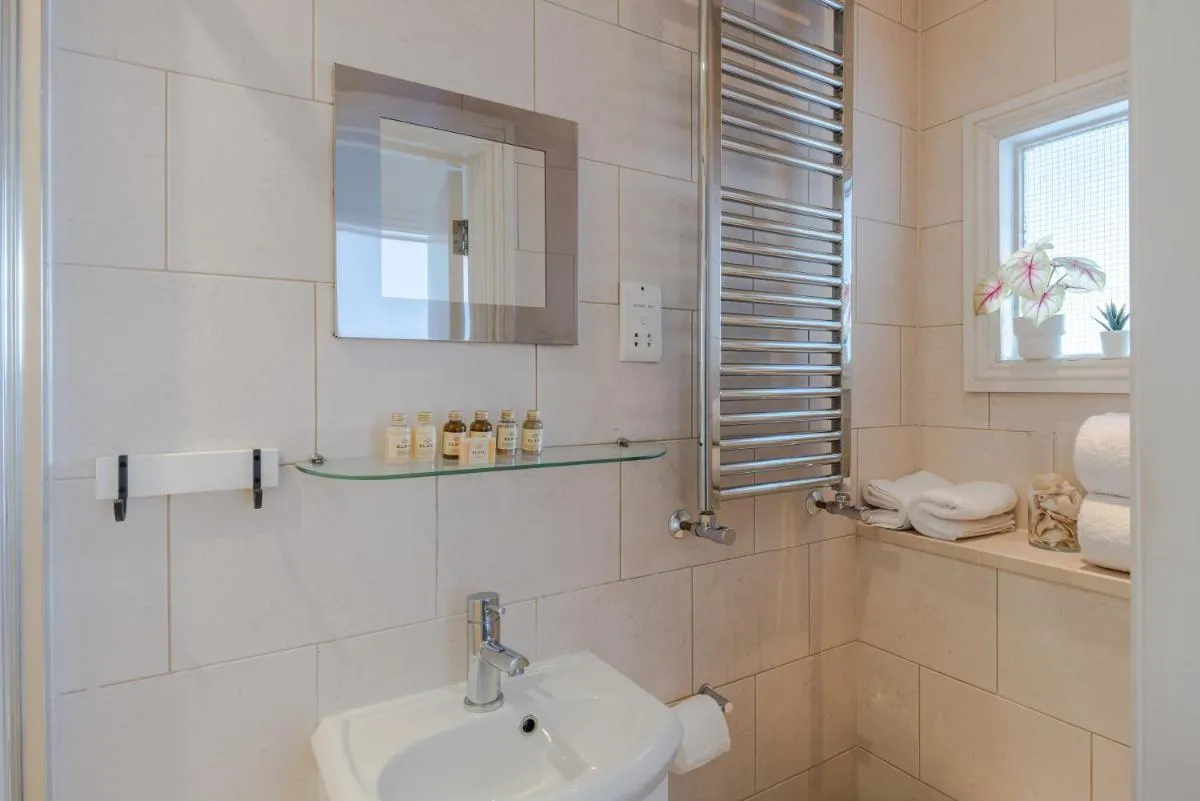 Image 6 of So Glamorous Pad – Fitzrovia – by Frankie Says