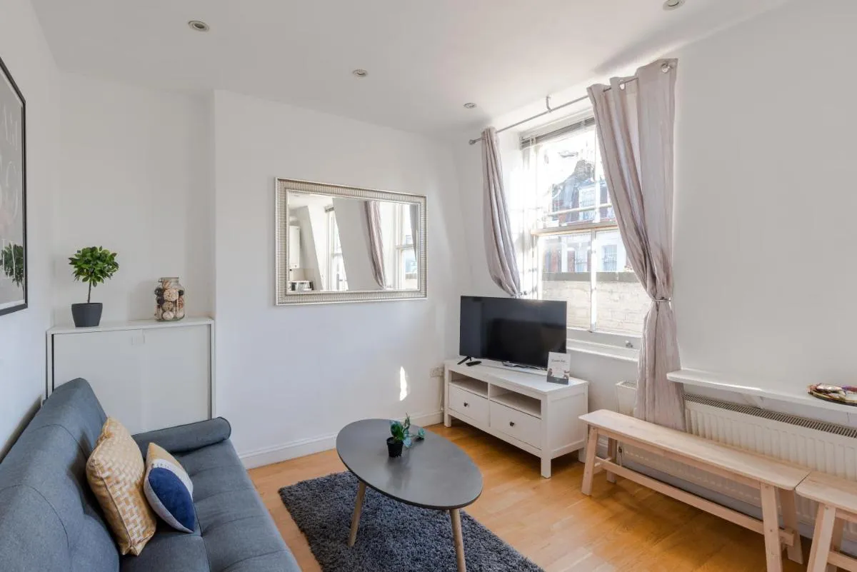 Image 4 of So Glamorous Pad – Fitzrovia – by Frankie Says
