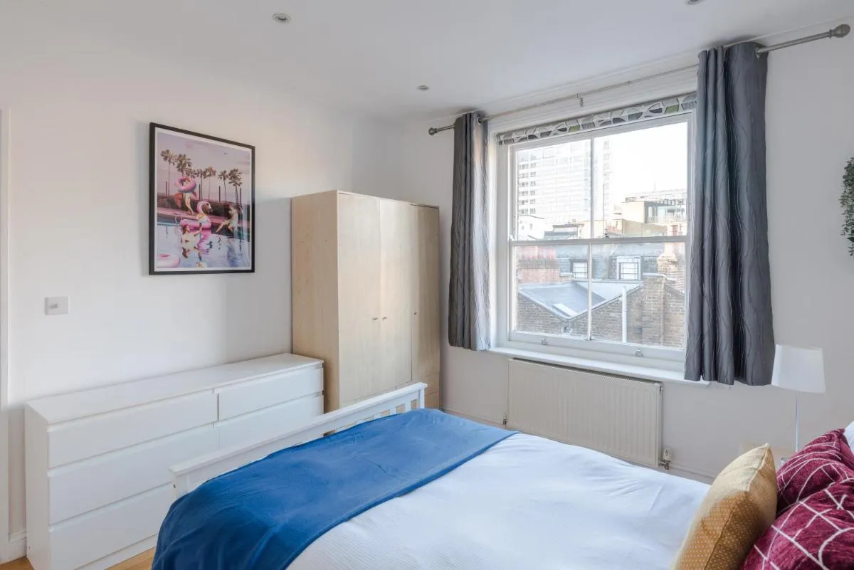 Image 5 of So Glamorous Pad – Fitzrovia – by Frankie Says