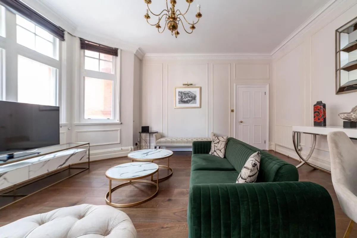 Image 4 of Spacious 1 BDR apt – 2min to Bond Str Station