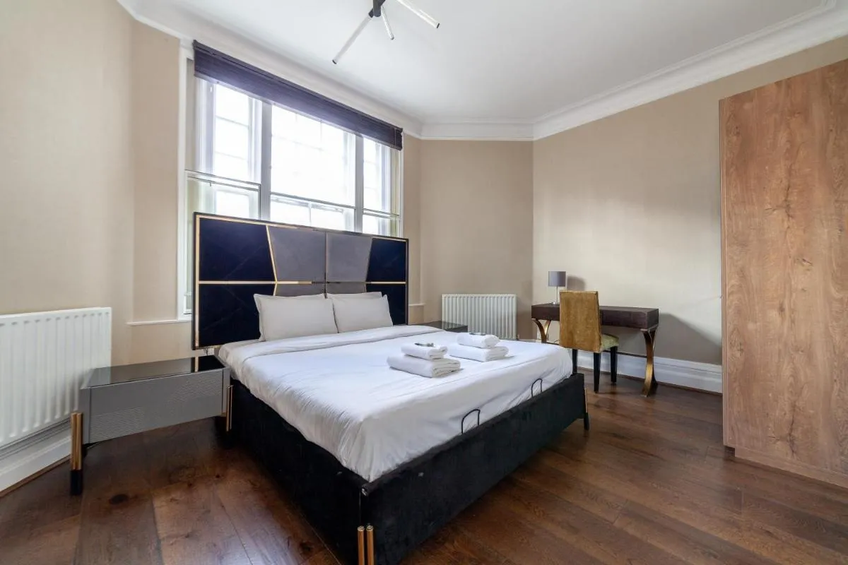 Image 5 of Spacious 1 BDR apt – 2min to Bond Str Station