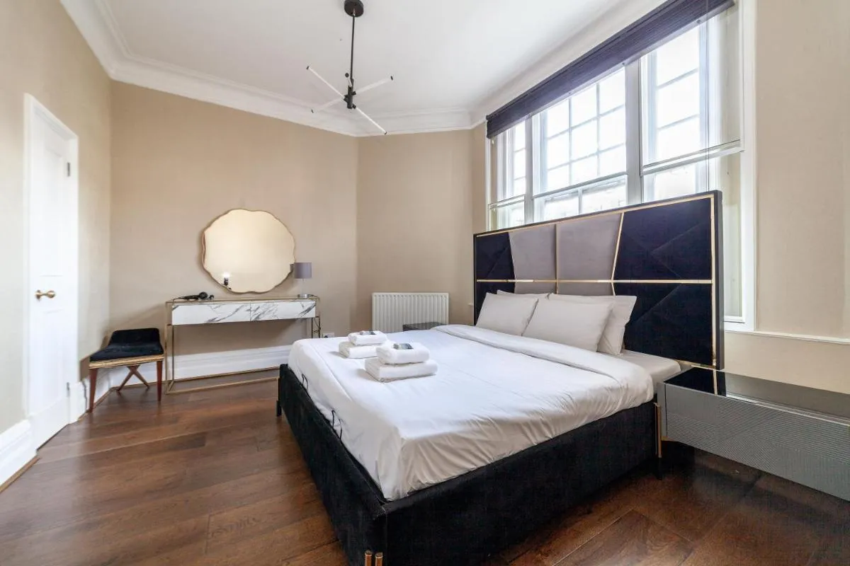 Image 1 of Spacious 1 BDR apt – 2min to Bond Str Station