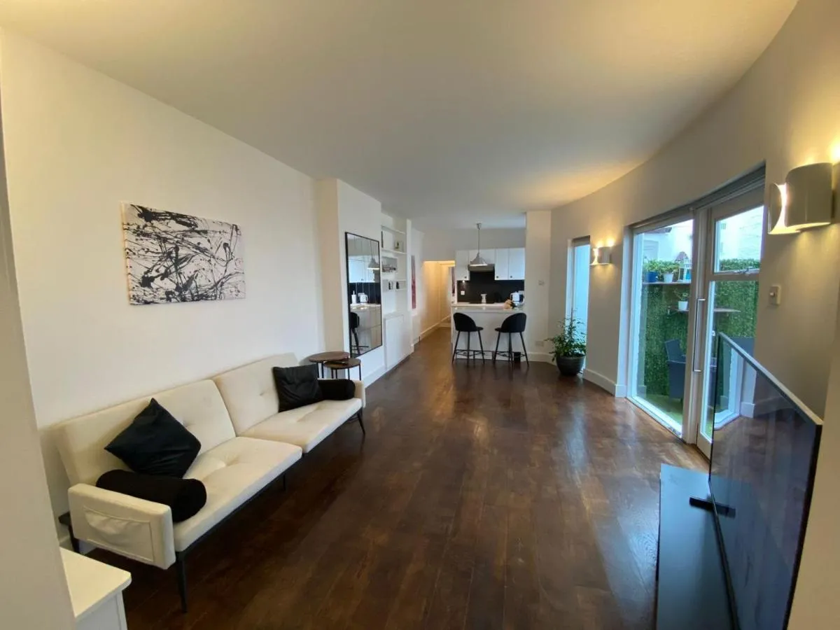 Image 3 of Spacious 1 BR flat with private garden. Ideal for business travelers and couples. 2 mins away from Paddington station.