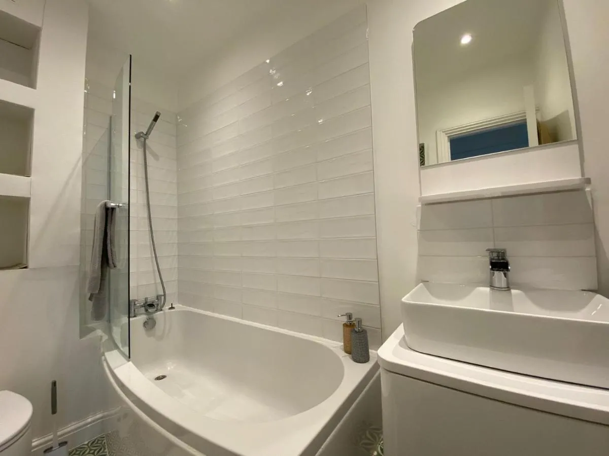 Image 6 of Spacious 1 BR flat with private garden. Ideal for business travelers and couples. 2 mins away from Paddington station.