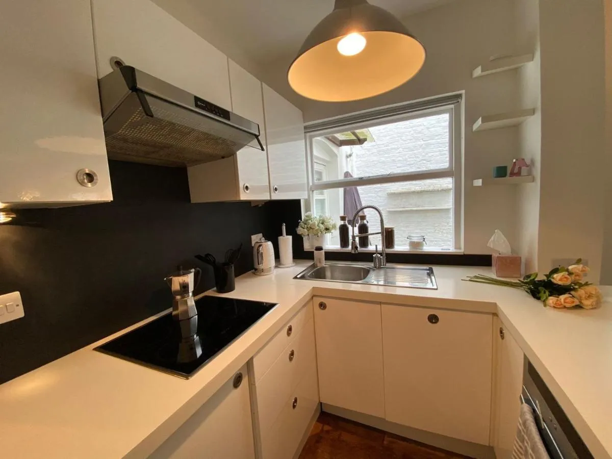 Image 2 of Spacious 1 BR flat with private garden. Ideal for business travelers and couples. 2 mins away from Paddington station.