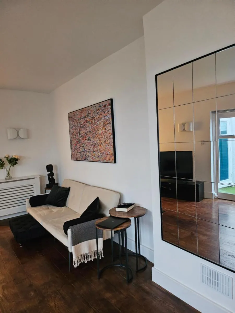 Image 4 of Spacious 1 BR flat with private garden. Ideal for business travelers and couples. 2 mins away from Paddington station.