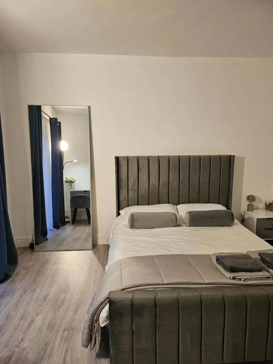 Image 1 of Spacious 1 BR flat with private garden. Ideal for business travelers and couples. 2 mins away from Paddington station.