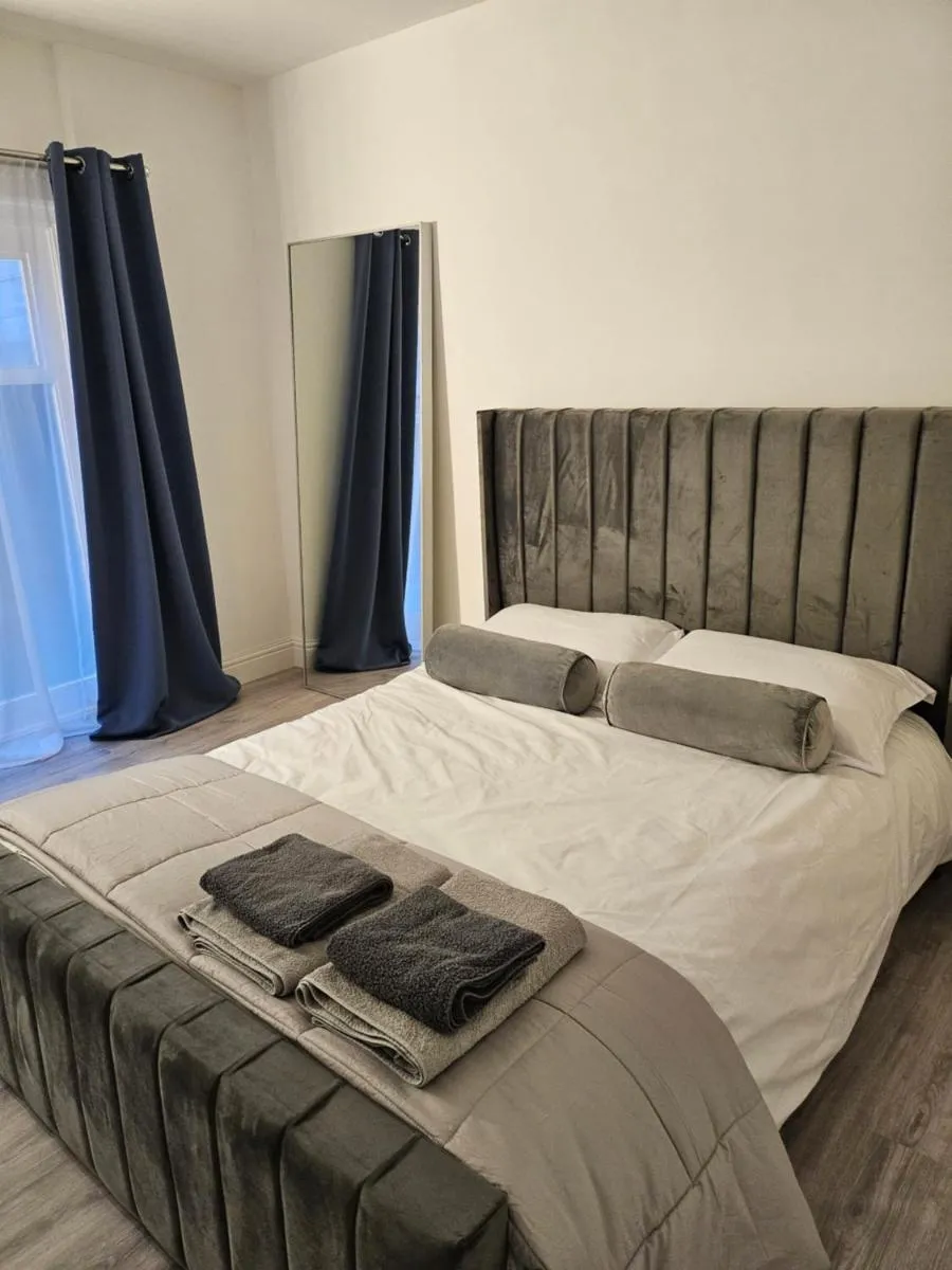 Image 5 of Spacious 1 BR flat with private garden. Ideal for business travelers and couples. 2 mins away from Paddington station.