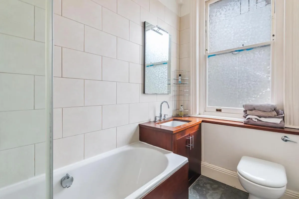 Image 2 of Spacious 1 bed Holborn Apartment