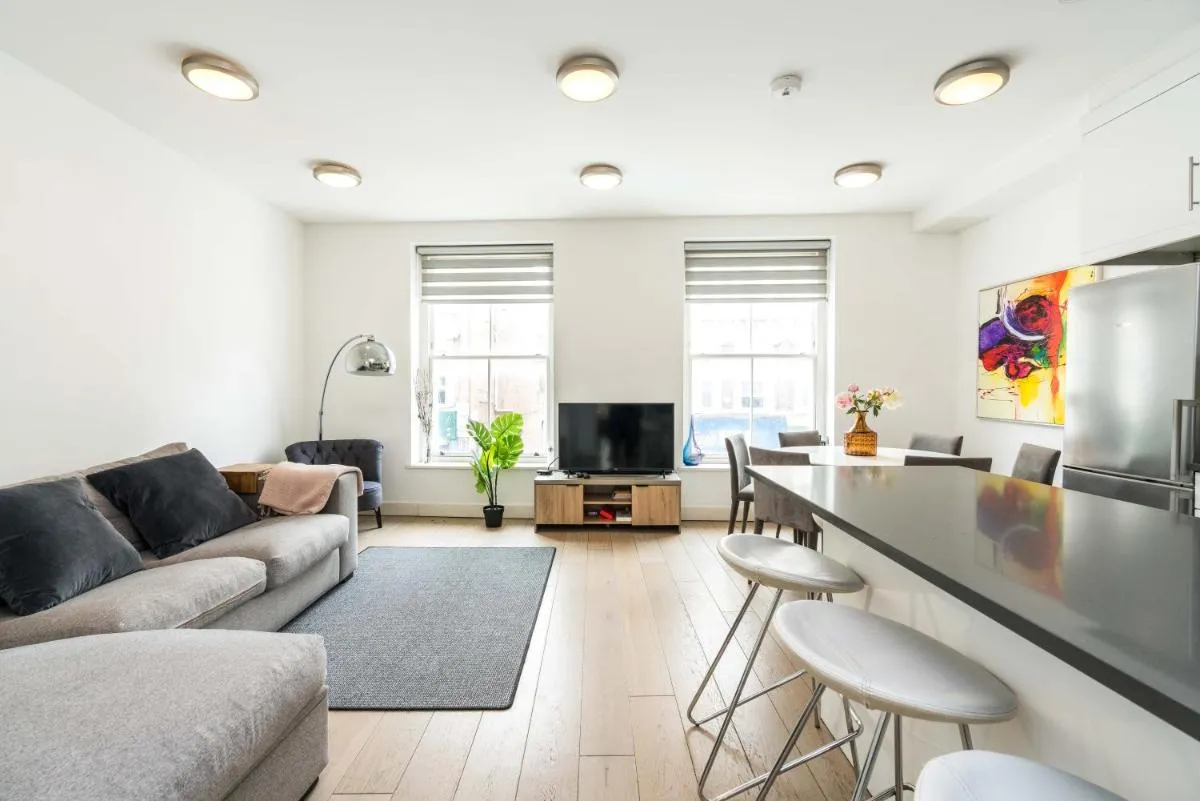 Image 4 of Spacious 2 bedroom / Earls Court / Kensington