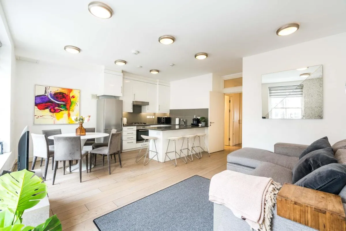 Image 3 of Spacious 2 bedroom / Earls Court / Kensington