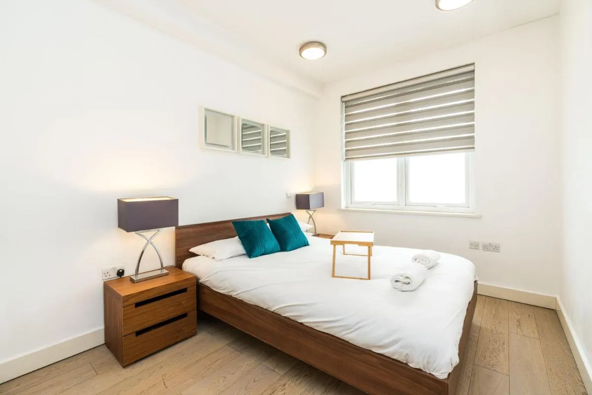 Image 5 of Spacious 2 bedroom / Earls Court / Kensington