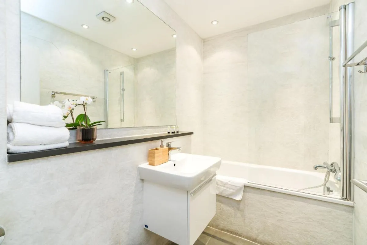 Image 2 of Spacious 2 bedroom / Earls Court / Kensington