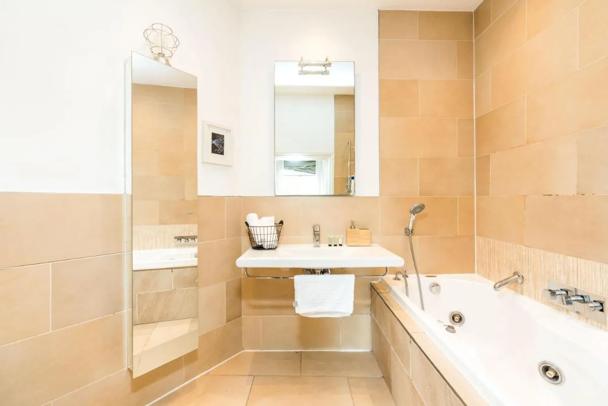 Image 6 of Spacious 2 bedroom / Gloucester Road / Kensington