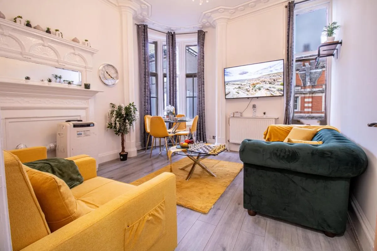 Image 1 of Spacious 3-Bedroom Residence in Exclusive Mayfair 7GC
