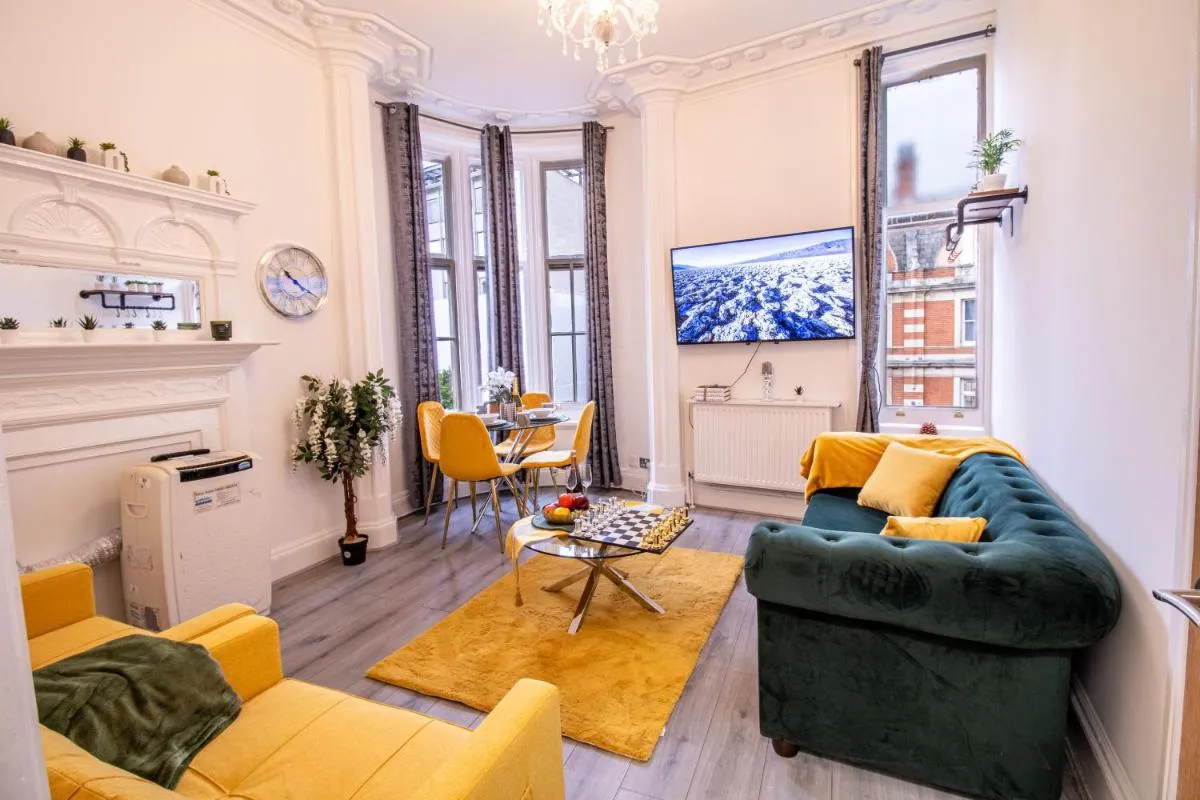 Image 2 of Spacious 3-Bedroom Residence in Exclusive Mayfair 7GC