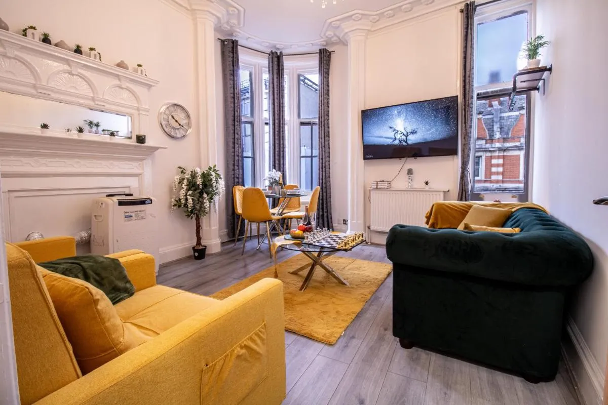 Image 4 of Spacious 3-Bedroom Residence in Exclusive Mayfair 7GC