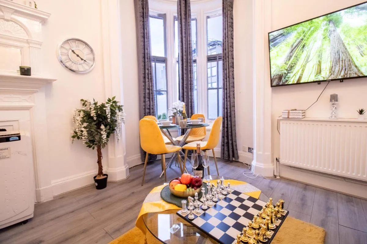 Image 3 of Spacious 3-Bedroom Residence in Exclusive Mayfair 7GC