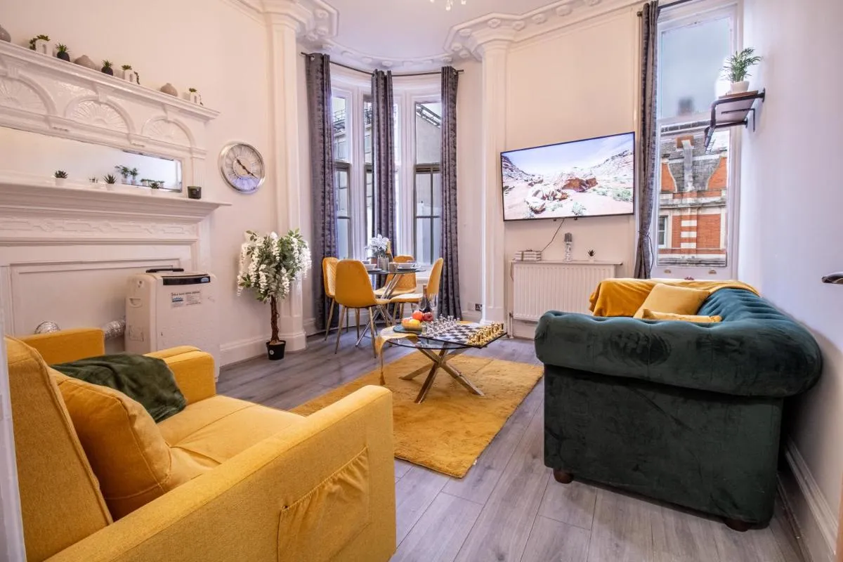 Image 5 of Spacious 3-Bedroom Residence in Exclusive Mayfair 7GC
