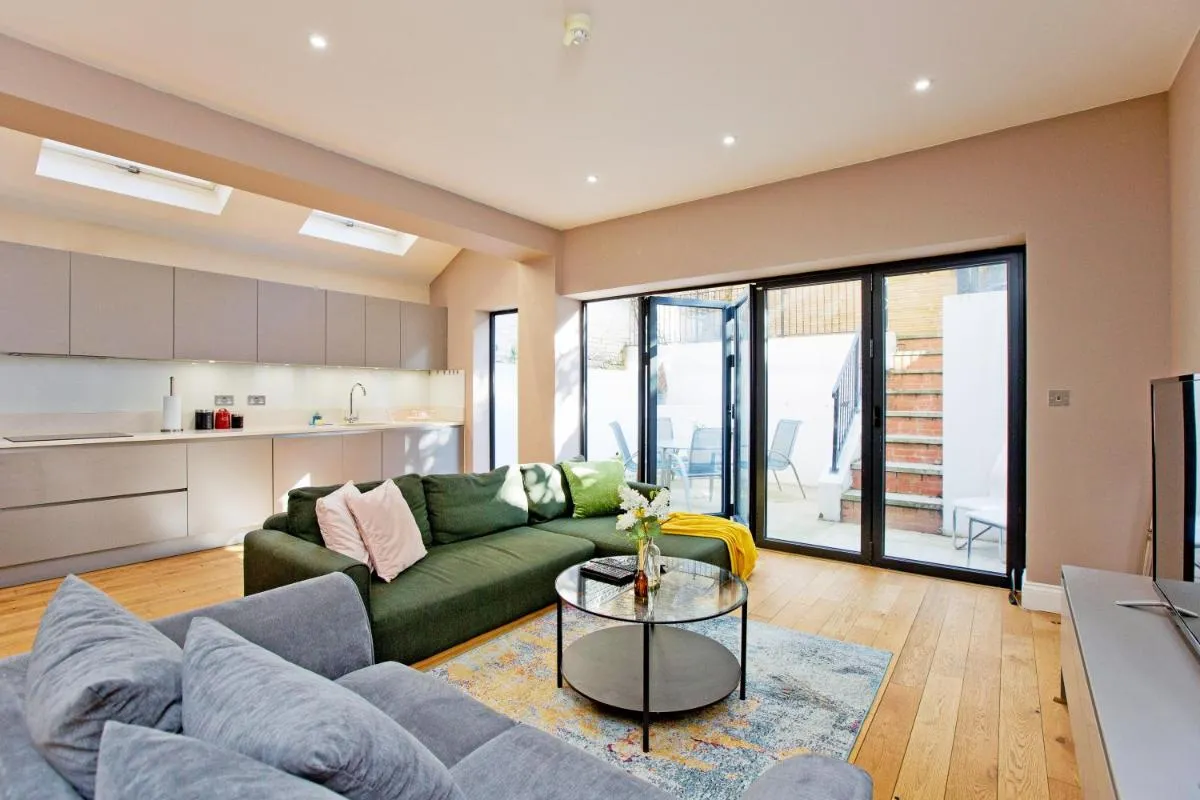 Image 2 of Spacious 3bed kensington
