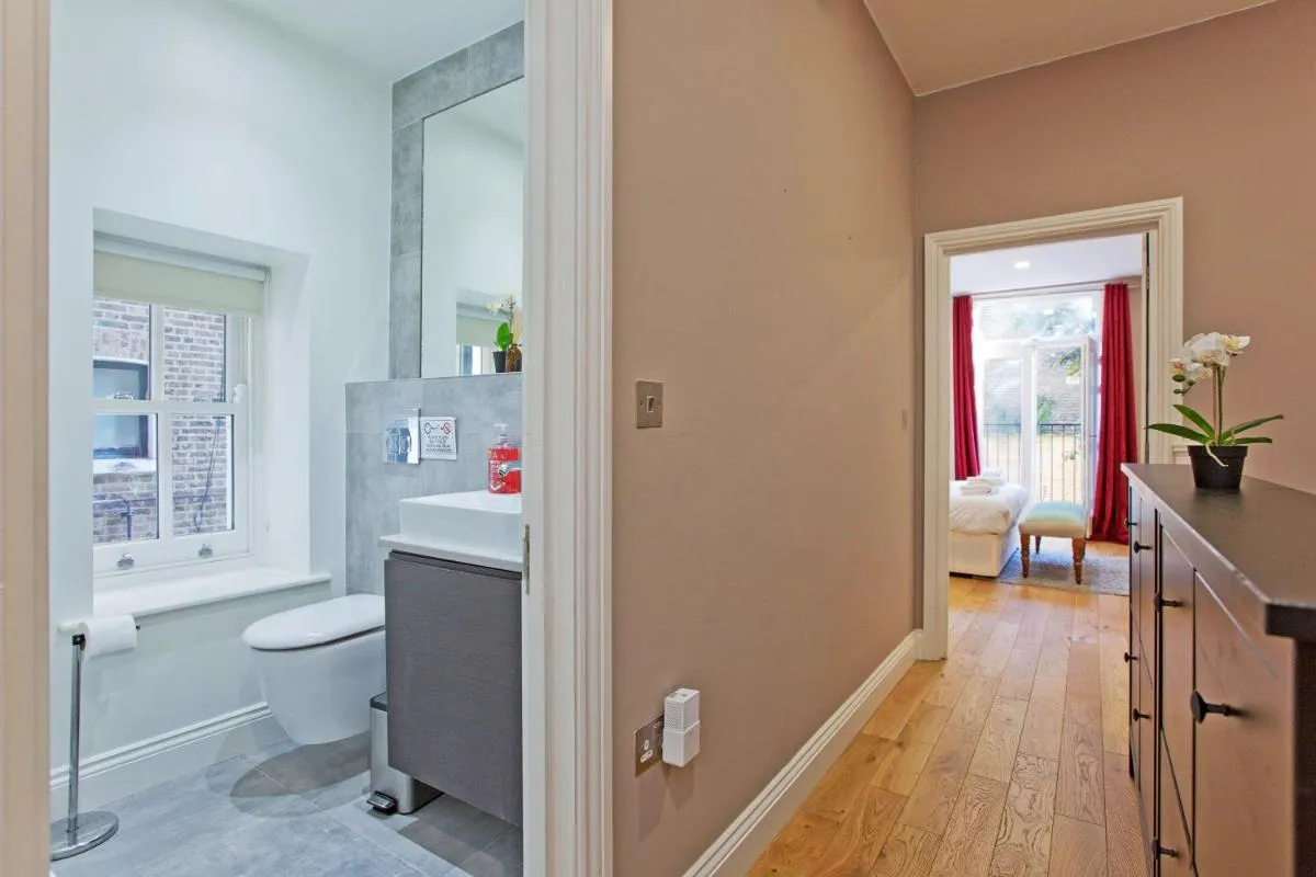 Image 6 of Spacious 3bed kensington