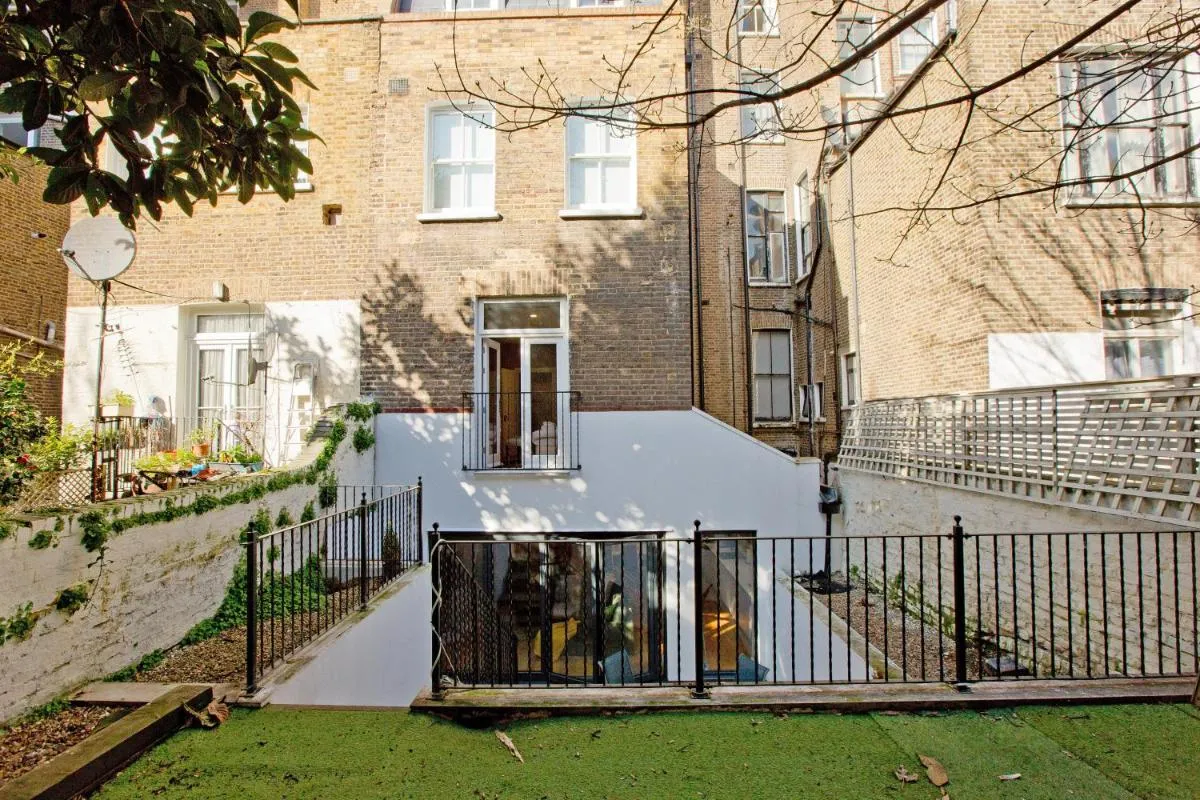 Image 4 of Spacious 3bed kensington