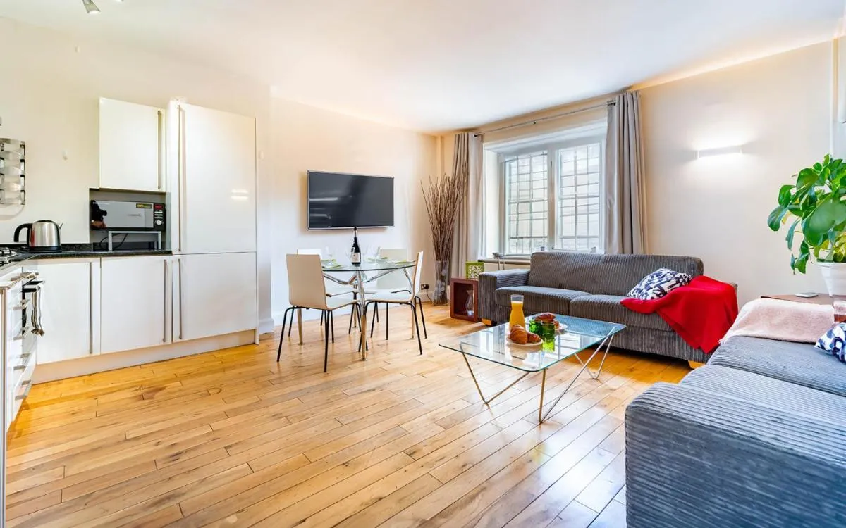 Image 4 of Spacious Apartment with a balcony in Prime Location in Farringdon