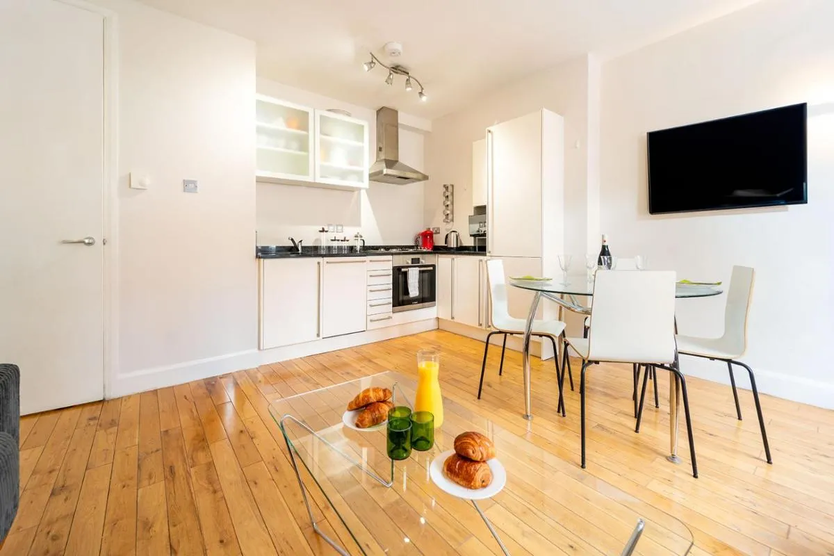 Image 3 of Spacious Apartment with a balcony in Prime Location in Farringdon