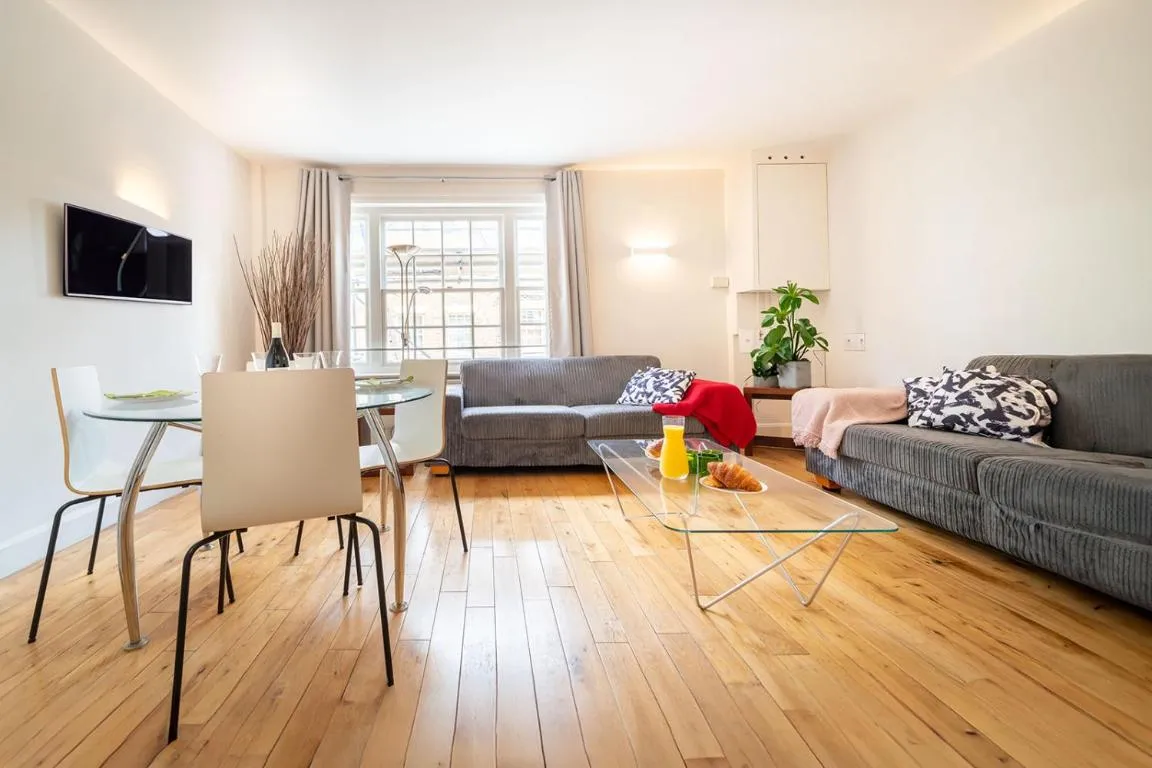 Image of Spacious Apartment with a balcony in Prime Location in Farringdon
