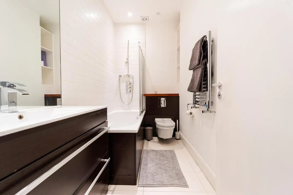Image 2 of Spacious Apartment with a balcony in Prime Location in Farringdon