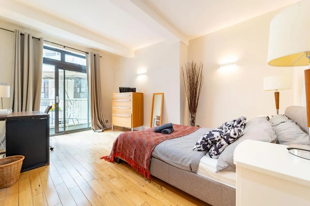 Image 6 of Spacious Apartment with a balcony in Prime Location in Farringdon