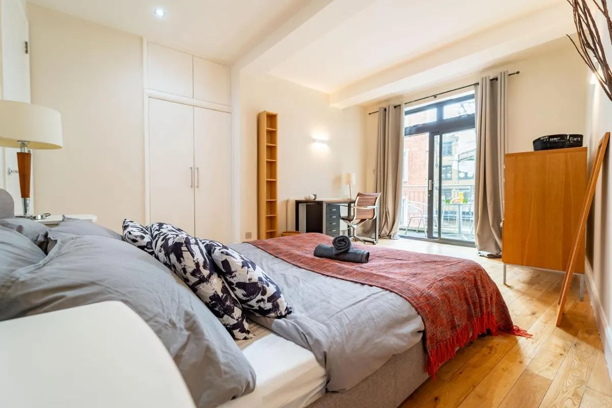 Image 1 of Spacious Apartment with a balcony in Prime Location in Farringdon