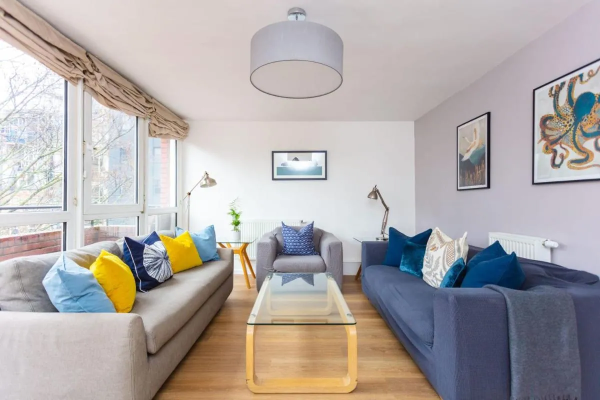Image 1 of Spacious Central 3 Bedroom Apartment in Old Street