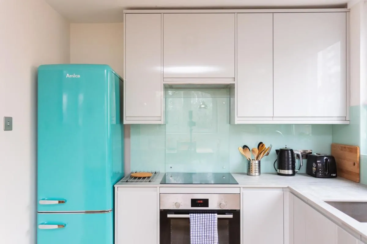 Image 2 of Spacious Central 3 Bedroom Apartment in Old Street