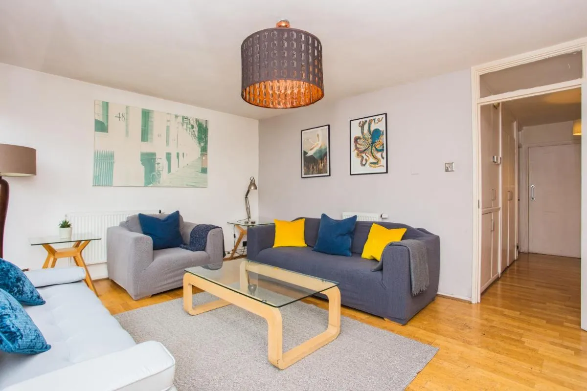 Image 4 of Spacious Central 3 Bedroom Apartment in Old Street