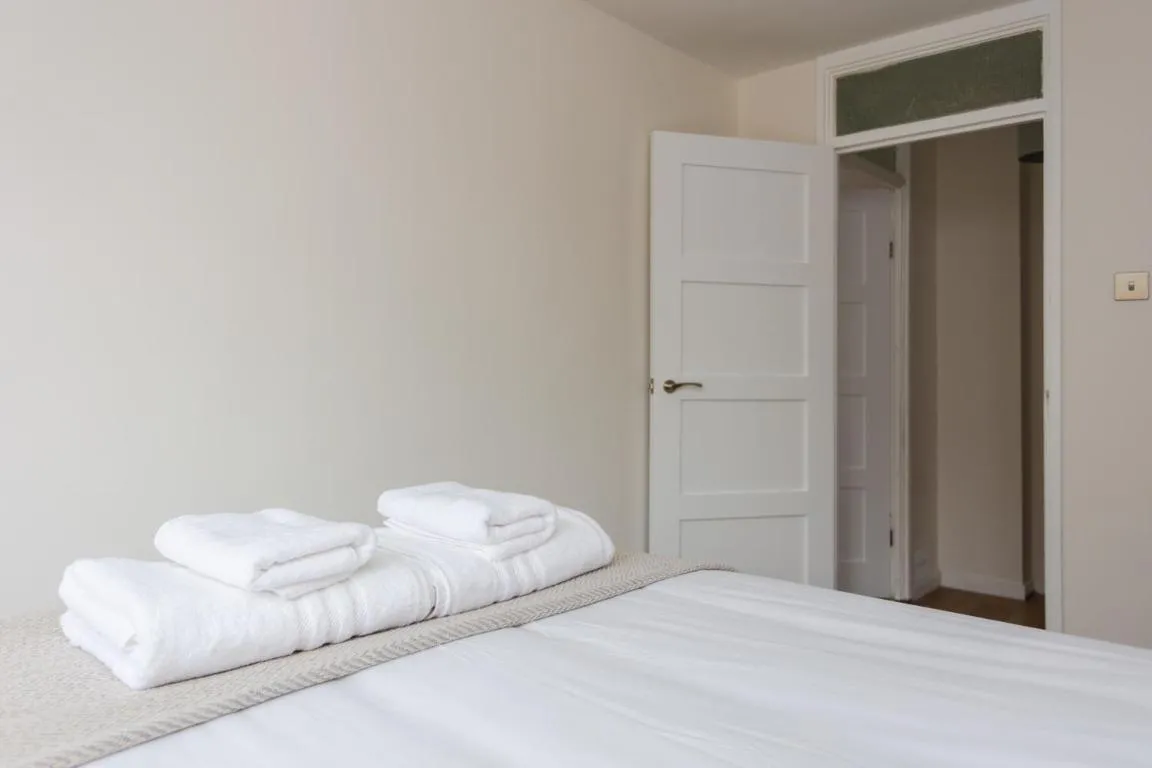 Image of Spacious Central 3 Bedroom Apartment in Old Street